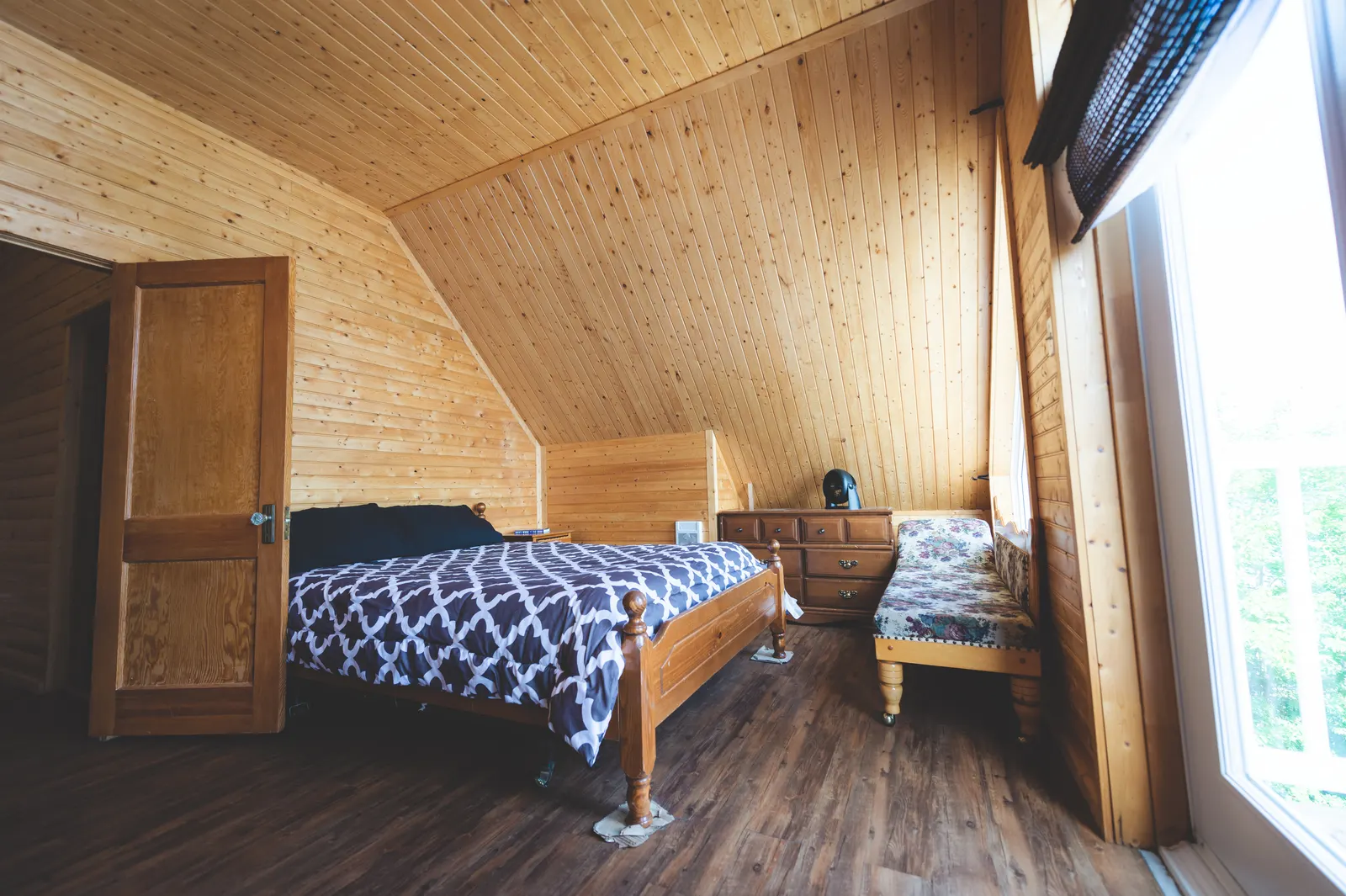 A bedroom with a queen bed and a single